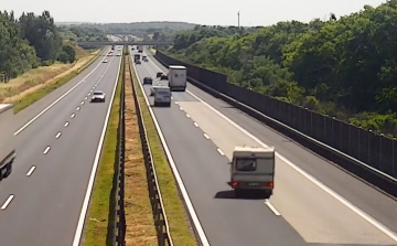 Rommá törtek egy lakókocsit az M3-ason - VIDEÓ