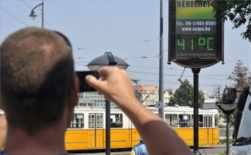 Dupla figyelmeztetés - hőség és felhőszakadás is lesz ma