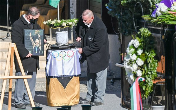 Végső búcsút vettek Csollány Szilvesztertől